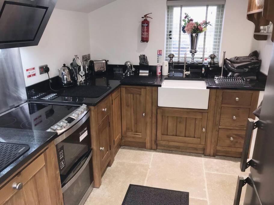 Chic 2 Bed Peak District Cottage Barn Near Alton Towers, Polar Bears, Chatsworth House 利克 外观 照片